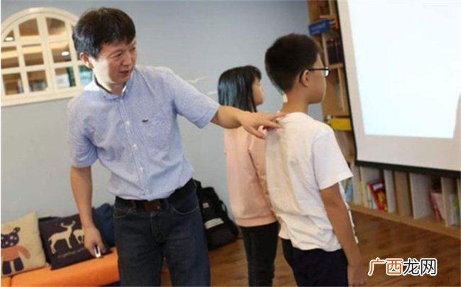 ?如何养成正确的坐姿，孩子的坐姿站姿的重要性