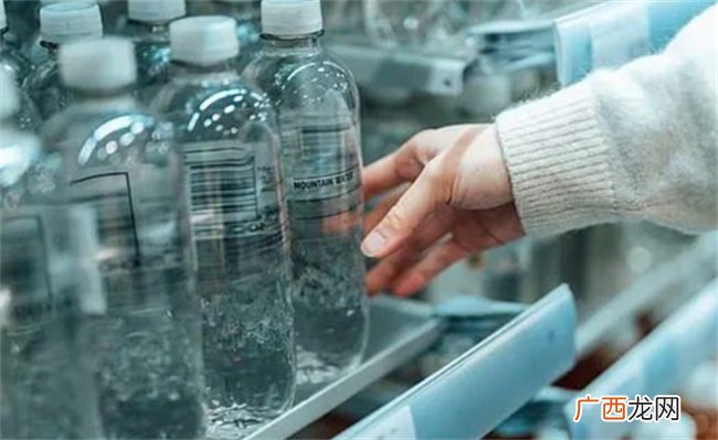 ?一升瓶装水中竟有24万个塑料颗粒，有何启示