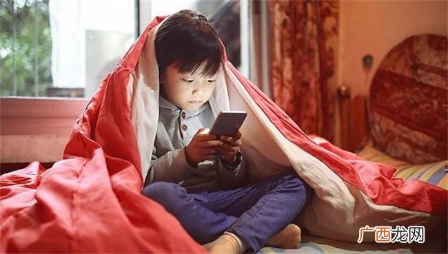 该不该给孩子配手机呢