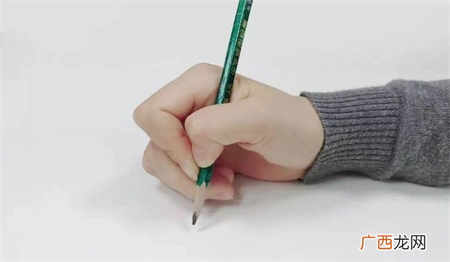 如何培养孩子的坐姿和握笔方法