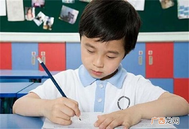 如何培养孩子的坐姿和握笔方法