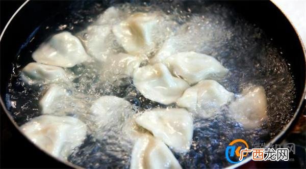 情侣因煮饺子要不要加水发生争论 如何正确看待习惯差异