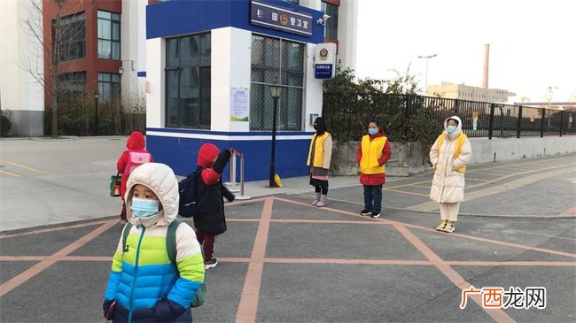 学校让家长站岗符合规定吗