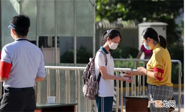 学校让家长站岗符合规定吗