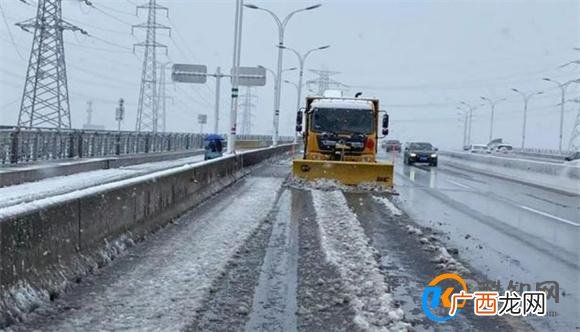3万人连夜除雪 雨雪天气会带来怎样的安全问题