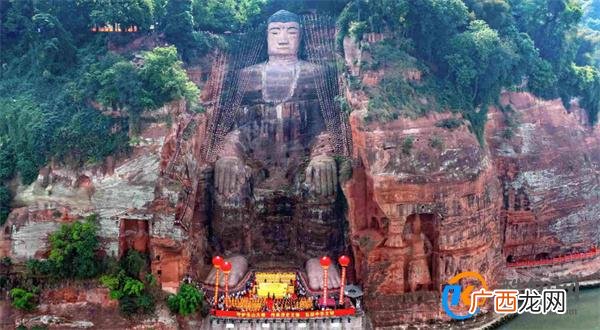 男子爬上乐山大佛头顶小便 景区问题如何有效制止
