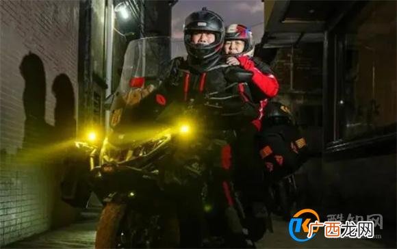 58岁大叔骑摩托载妻返乡 骑摩托返乡要注意什么