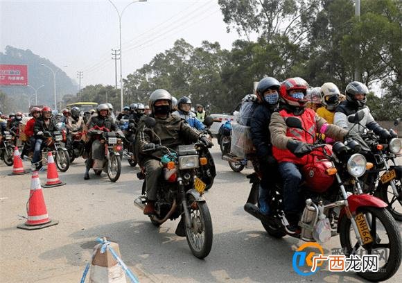 58岁大叔骑摩托载妻返乡 骑摩托返乡要注意什么