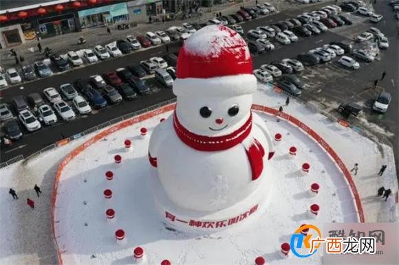 沈阳20米大雪人亮相引游客打卡 雪人系何造型