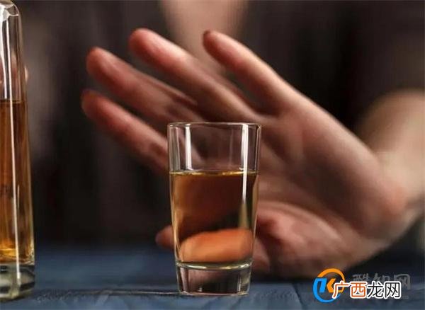 宿醉后再来一杯可以醒酒 假的过度饮酒危害有哪些