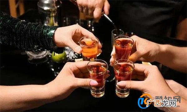 宿醉后再来一杯可以醒酒 假的过度饮酒危害有哪些