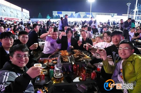 进淄赶烤游客再次爆满 淄博烧烤为何受欢迎