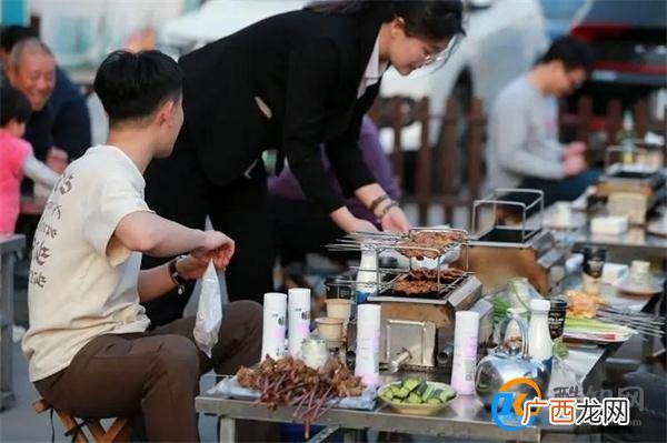 进淄赶烤游客再次爆满 淄博烧烤为何受欢迎