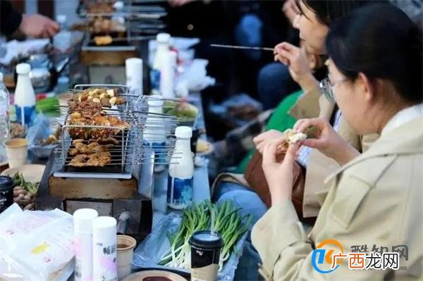 进淄赶烤游客再次爆满 淄博烧烤为何受欢迎