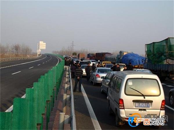 网友称因高速太堵跟领导请假被拒 职场规则须遵守