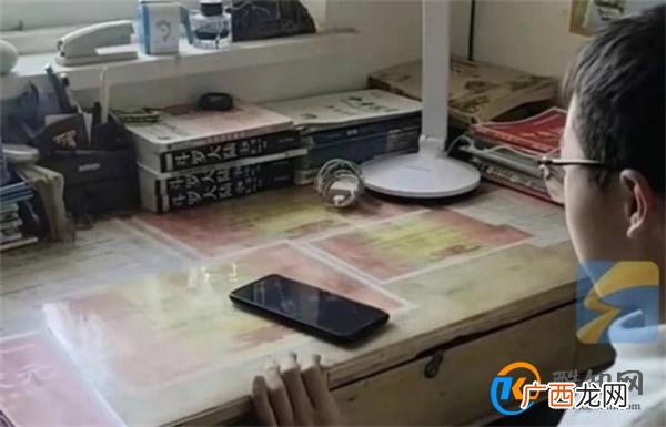 初八家长为孩子举行手机封机仪式 手机对孩子影响