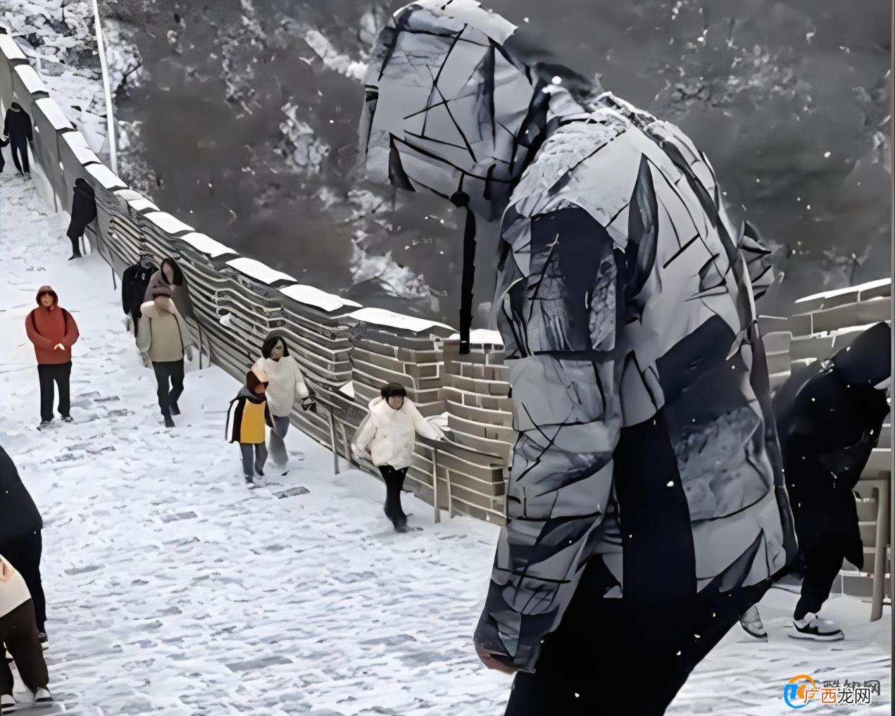 雪天爬长城 爬2米微信步数1万 雪天爬长城的体验
