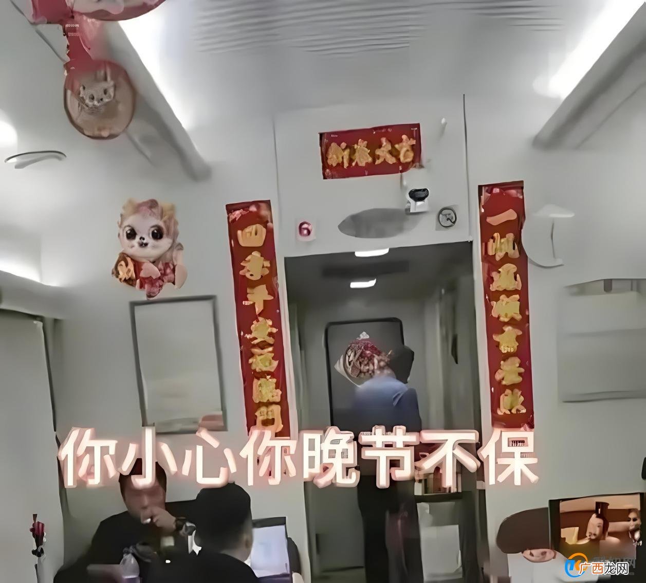 央媒评乘务员餐车吃饭被怒怼 凸显理解和尊重重要性