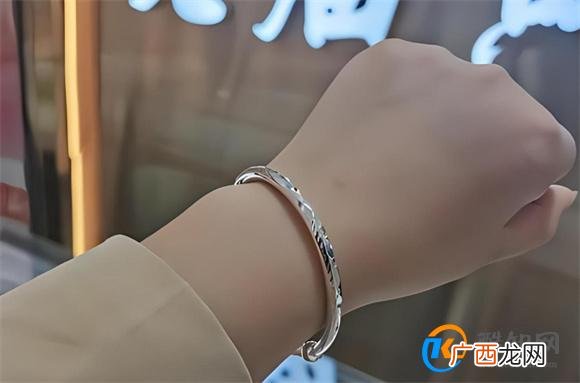 母亲将唯一银镯打成首饰送2个女儿 见证家族情感延续