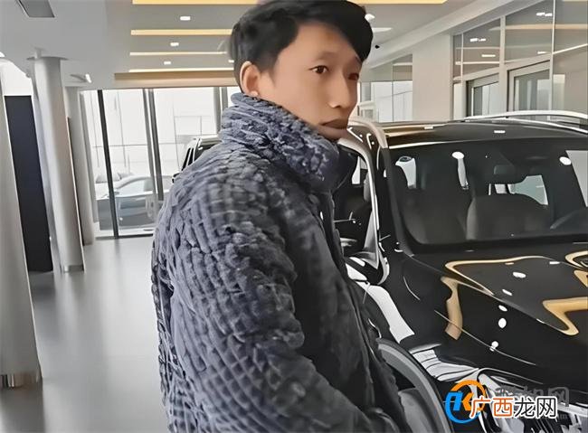男子穿睡衣买车无人理去隔壁全款买 以貌取人的影响