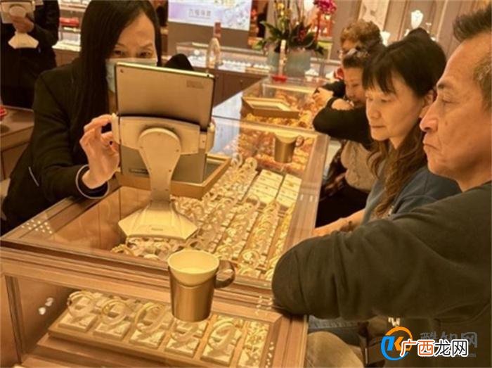 内地游客挤爆香港金店 消费者香港买金的原因