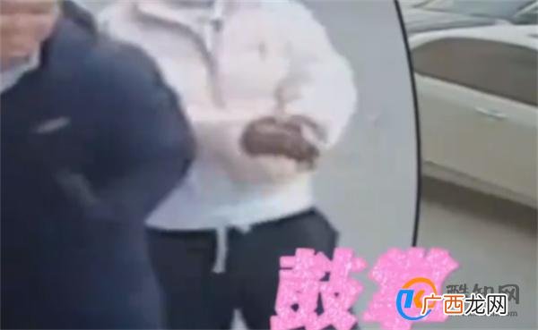 小伙拉掉门把手 路人大哥给鼓掌彰显鼓励的重要性