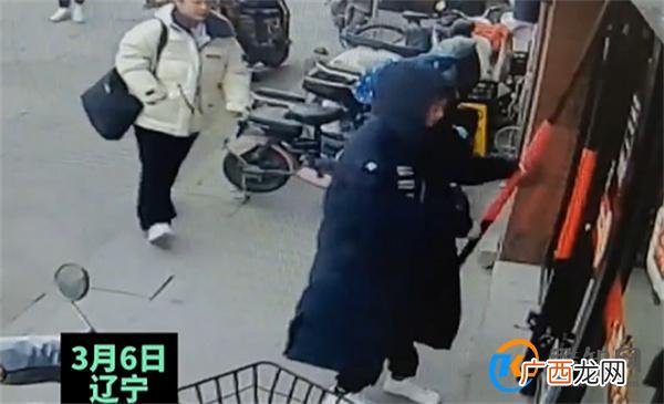 小伙拉掉门把手 路人大哥给鼓掌彰显鼓励的重要性