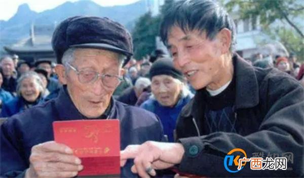 农民是否应该领退休金 专家呼吁提高农民权益