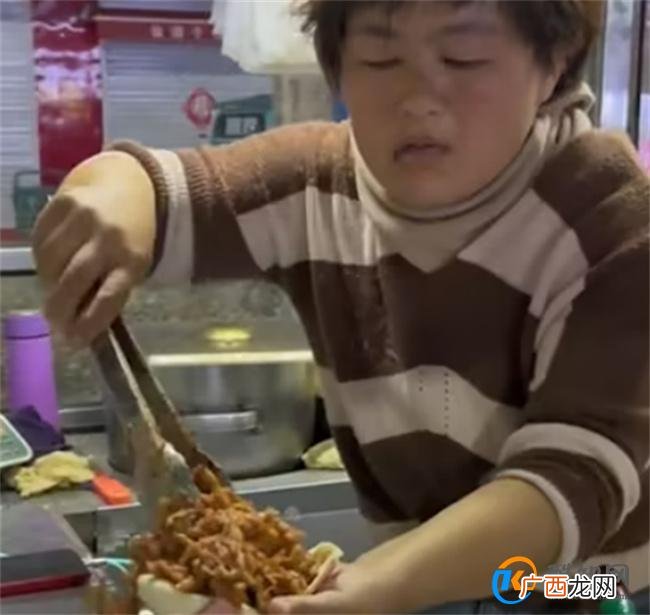 阿姨卖夹饼90度敞开往里塞肉 小摊位大温情