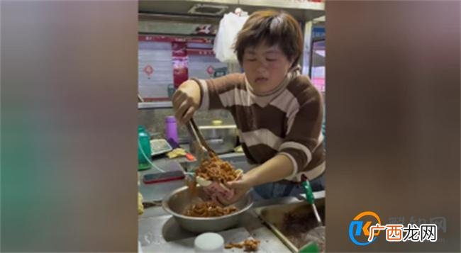 阿姨卖夹饼90度敞开往里塞肉 小摊位大温情