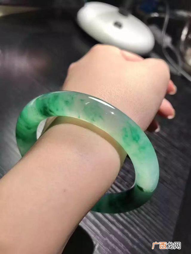 玉镯佩戴左手还是右手更合适 玉镯戴哪只手比较好