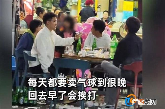 小女孩凌晨独自卖气球知情人发声 气球生意不好做