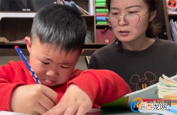 女子辅导儿子作业情绪崩溃踹断脚趾 控制情绪的方式