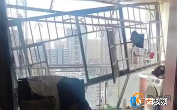 江西狂风尖啸窗户被吹炸 窗户被吹烂谁该负责