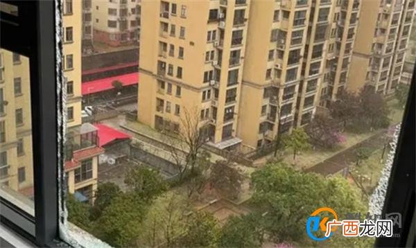 江西狂风尖啸窗户被吹炸 窗户被吹烂谁该负责