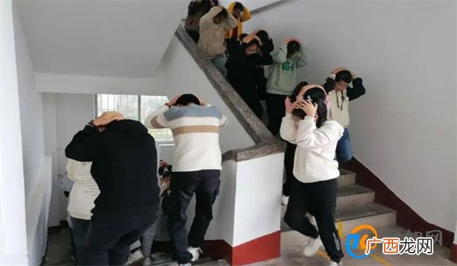 地震警报响起男生抱同桌撤离 地震该如何撤离