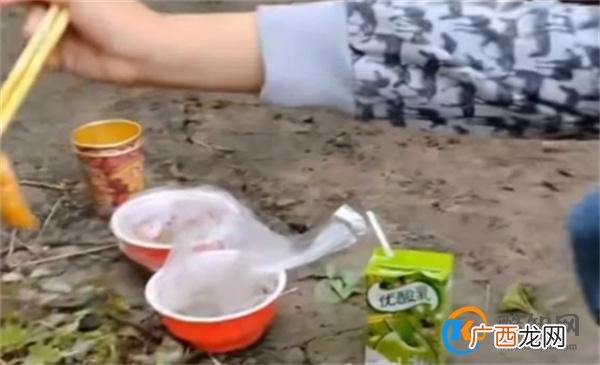 6岁孙子在爷爷坟前吃供品 尊重每个地方的风俗