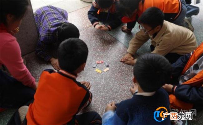 小学生打烟牌该不该禁 烟牌对学生的影响