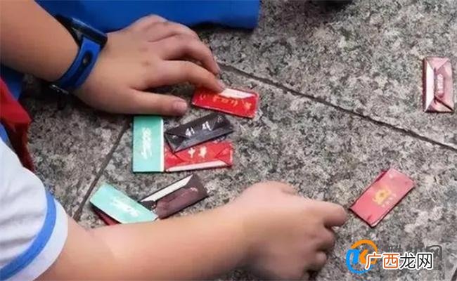小学生打烟牌该不该禁 烟牌对学生的影响
