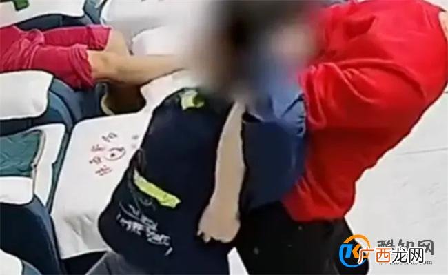 按摩师给顾客开背被“过肩摔” 服务行业的基本要求