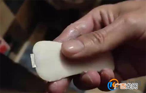 宝洁回应男子洗澡发现香皂嵌刀片 积极态度引关注