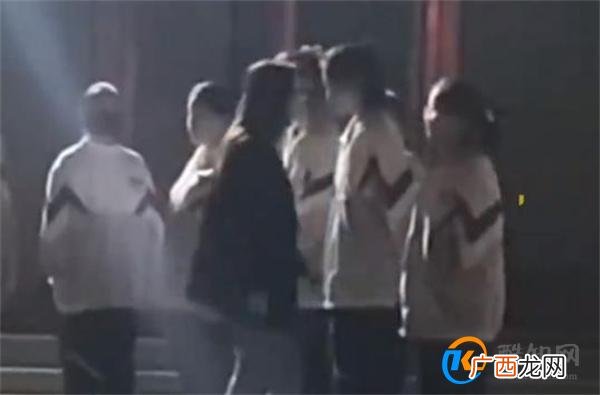 女老师用手端学生下巴挑衅 如何正确教育学生