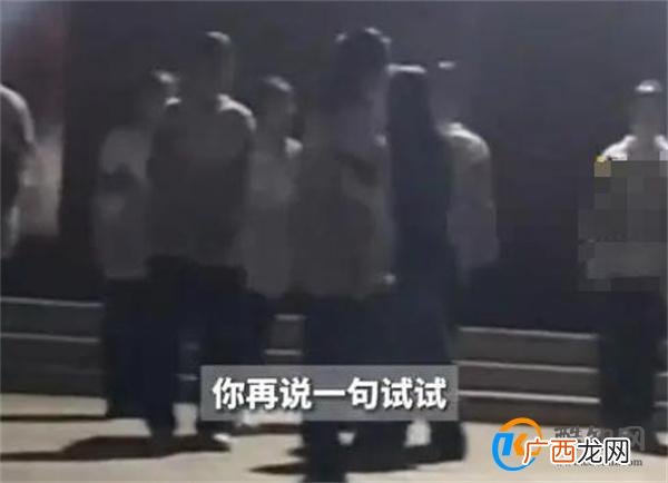 女老师用手端学生下巴挑衅 如何正确教育学生