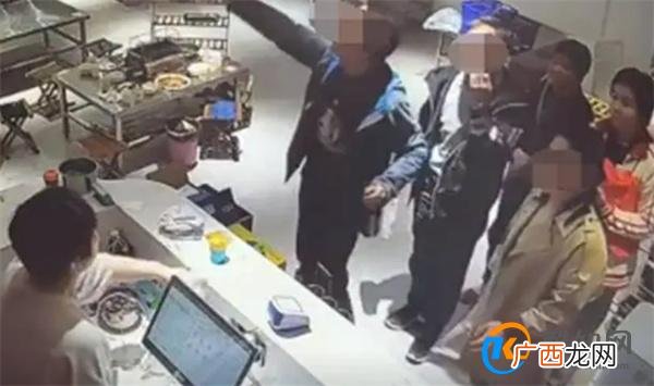 服务员疑因失误多收钱被逼磕头 现双方已达成和解