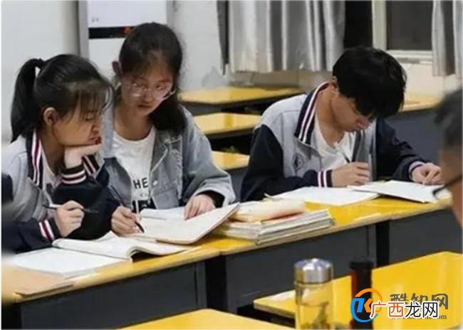 女孩被男同学开黄腔妈妈巧妙处理 家长正确应对校园欺凌