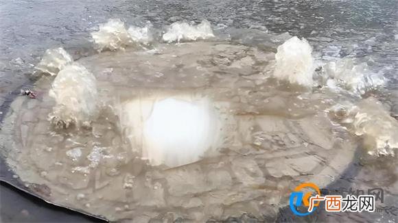 江西一水库水面惊现8米大圆气泡 气泡形成原因