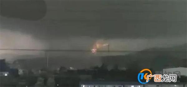 广州天空数次闪现巨大火光 雷暴极端天气避险方法
