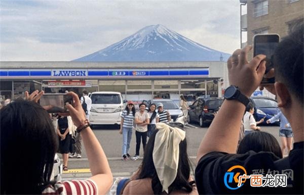 日本一小镇拉黑布遮挡富士山远景 阻止游客打卡拍照