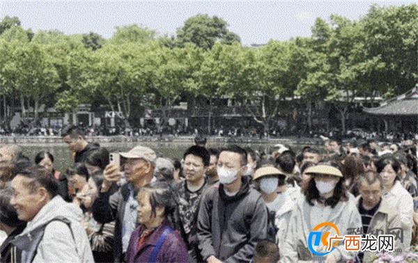 乐山大佛排队4小时才能看到佛脚 五一假期景区人多