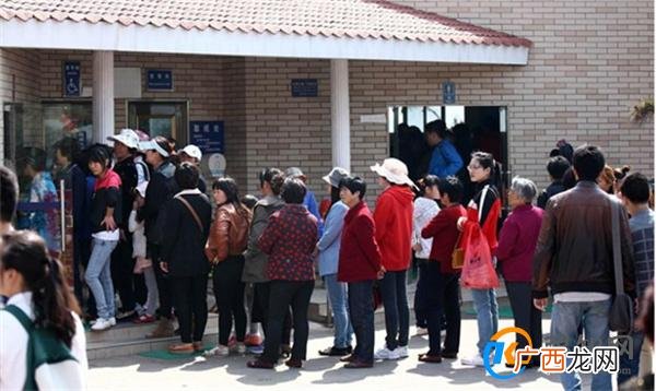 游客景区厕所里睡觉外面多人排队 维护景区秩序